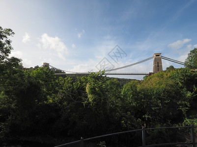 布里斯托尔的克利夫顿悬吊桥克利夫顿悬吊桥横跨阿沃峡谷和恩河的悬吊桥由布鲁内尔设计于1864年在联合王国布里斯托尔完成图片