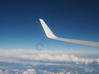 蓝天白云中的机翼图片