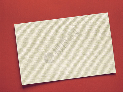 Vintagelooking空白纸标签Blank纸标签或贴有复制空间的纸标签平放在红色桌面背景上图片