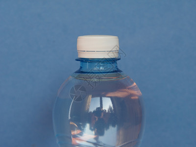 装有复制空间的蓝色背景水瓶图片