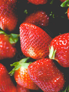 草莓淡的老旧外观用于背景的草莓细节旧外观已淡化图片
