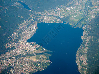 洛卡诺空中观察意大利马吉奥雷湖图片
