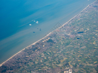 比利时海岸空中观察比利时海岸VeurnoNieuportKoksijdeOstend城市空中观察图片