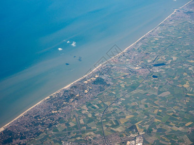 比利时海岸空中观察比利时海岸VeurnoNieuportKoksijdeOstend城市空中观察背景图片