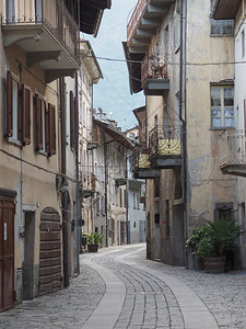 在意大利唐纳斯古罗马领事公路沿线的中世纪唐纳村图片