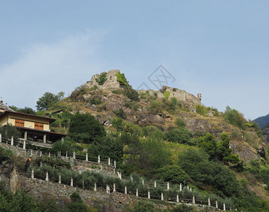 意大利庞特圣马丁山顶古中世纪城堡的废墟图片