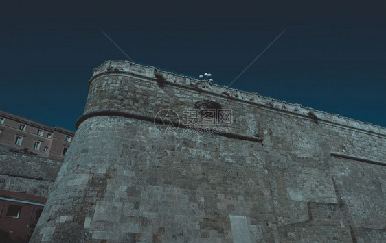 卡利亚里的卡斯特杜意思是城堡区城堡区的防御工事又名Castedduesusu意思是萨德的上城堡意大利卡利亚里的中世纪古城中心图片