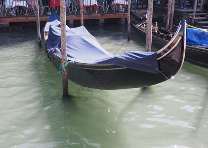 意大利威尼斯的环礁湖Gondola传统平板底划船图片