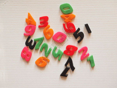 塑料玩具编号塑料玩具磁编号从零到九在白色浮带纸板上随机排列图片