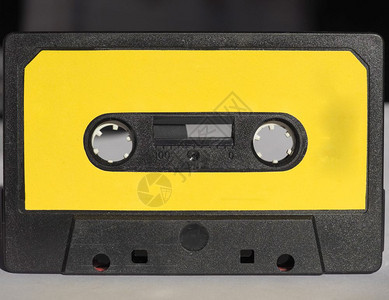 磁带盒带黄色标签的用于模拟音频音乐录制的黑色盒式磁带图片