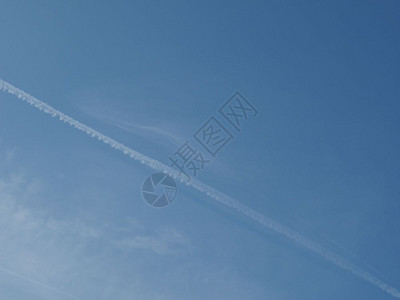 飞机行使过的蒸汽轨迹图片