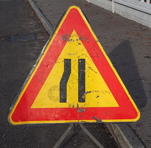 警告标志工程交通的公路窄图片