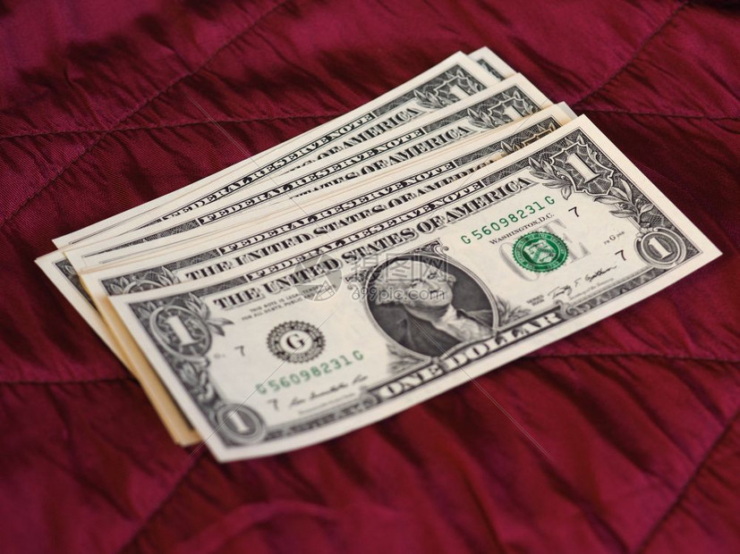 一美元纸币美国红丝绒背景一美元纸币usd美国货币在深红色天鹅绒背景