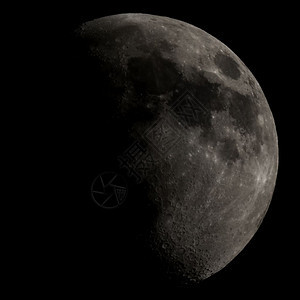 高对比度的月亮对比度的月亮于黑暗天空夜里看到来自北埃及的望远镜图片