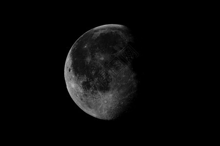 与万宁飞扬的月亮形成鲜明对比与万宁飞扬的月亮形成鲜明对比它几乎是满月用天文望远镜观测到它图片