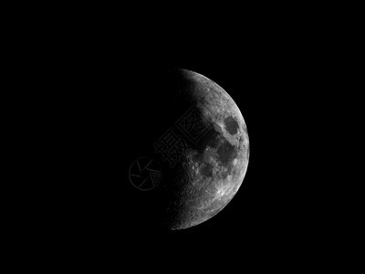 第一季度月亮与的对比以天文望远镜观测到的第一季度月亮对比图片
