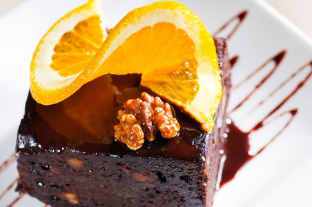 美味的巧克力和胡桃蛋糕上面有小块奥兰斯图片
