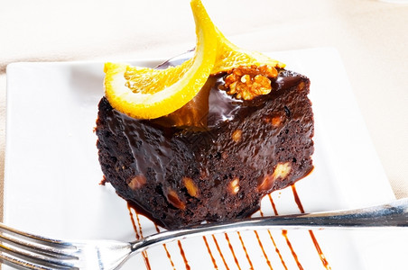 美味的巧克力和胡桃蛋糕上面有小块奥兰斯高清图片