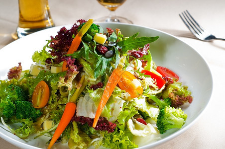新鲜混合蔬菜沙拉极端紧闭非常健康的食物图片