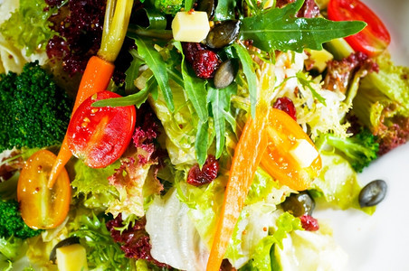 新鲜混合蔬菜沙拉极端紧闭非常健康的食物图片