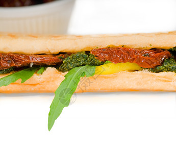 新鲜自制的干尼三明治典型意大利式点心图片