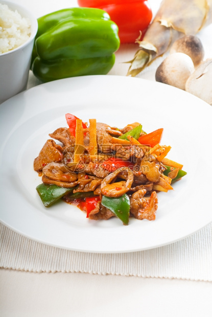 普通的菜新鲜的牛肉炒熟了配有胡椒竹子芽和蘑菇图片