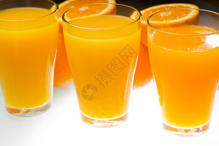 新鲜而健康的橙汁未过滤透一张光桌图片