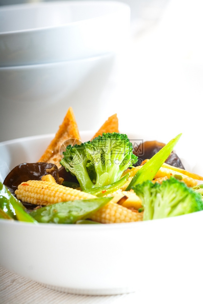 新鲜和健康的豆腐与蔬菜混合的普通菜豆腐图片