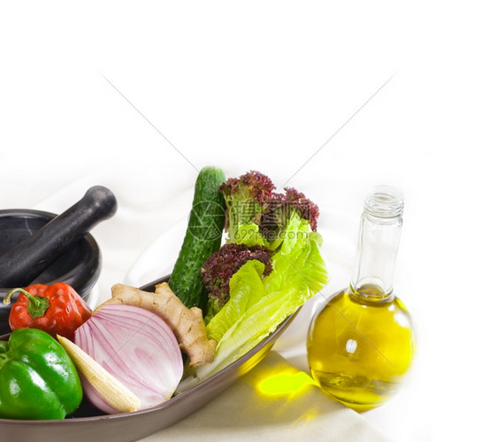 各种新鲜蔬菜和额外处方橄榄油治疗饮食和营养基础图片
