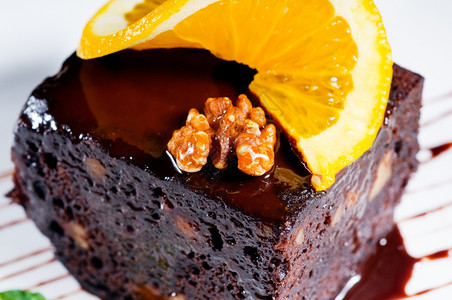 美味的巧克力和胡桃蛋糕上面有小块奥兰斯高清图片