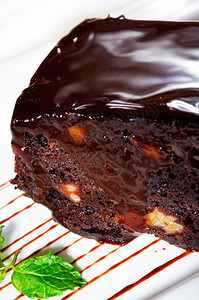 美味的巧克力和胡桃蛋糕边有薄荷叶图片