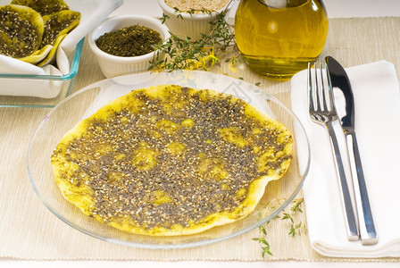 黎巴嫩马努切或马努什黎巴嫩披萨与百里香和芝麻zaatar和特级初榨橄榄油图片