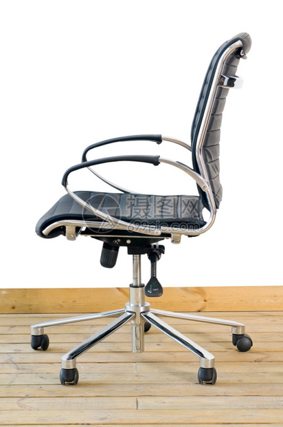 白色背景的木地板上现代黑色皮革办公室椅子图片