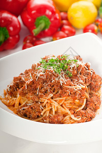 意大利古典面条配有肉酱和背景新鲜蔬菜MoreExperliciousfoodOfforfollio图片
