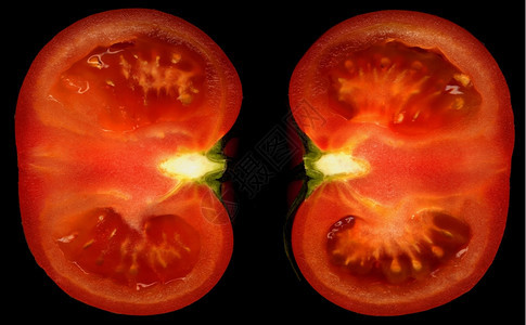 熟的西红柿黑底切成两半图片