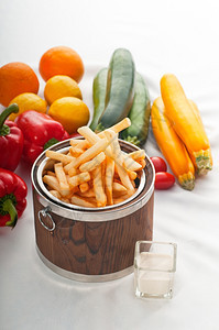 木桶上的新鲜薯条面有白酱和背景新鲜蔬菜图片