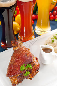 德国原生BBQ猪叉配有马铃薯泥和酸菜并配有啤酒和新鲜蔬菜摩洛哥关于PORTOFOLIO的丰富食品图片