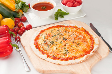 意大利原薄壳披萨玛格丽塔配有加帕乔汤和西瓜背景蔬菜图片