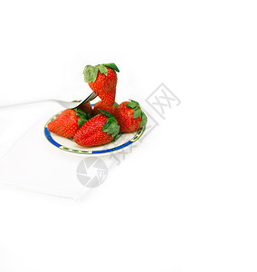 在白色上隔离的小盘子新鲜草莓图片