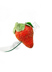 白边叉子上的新鲜草莓图片