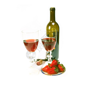 开着红酒瓶两杯眼镜和新鲜草莓在白色上隔离图片