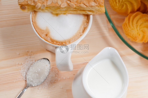 白砂糖和牛奶咖啡图片