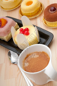 咖啡和水果奶油蛋糕饼图片
