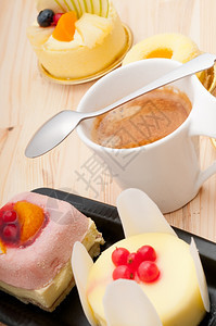 咖啡和水果奶油蛋糕饼图片