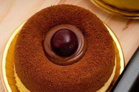 美味的新鲜烤巧克力樱桃蛋糕图片