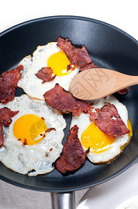 健康早餐鸡蛋加上培根和烤面包图片