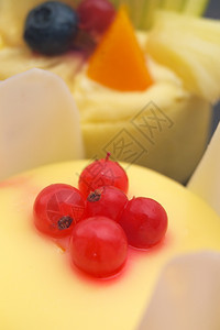新鲜果汁水奶油蛋糕饼图片