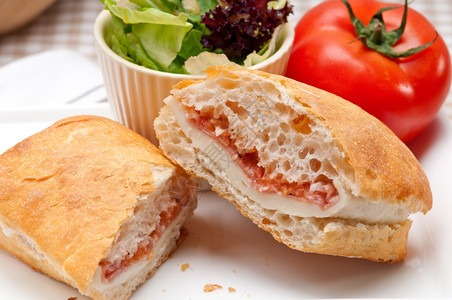 意大利番茄和火腿意大利番茄三明治图片