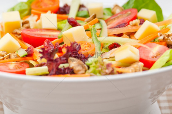 新鲜混合彩色健康沙拉特制素食品图片