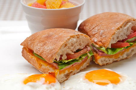 早餐健康概念鸡蛋番茄生菜三明治图片